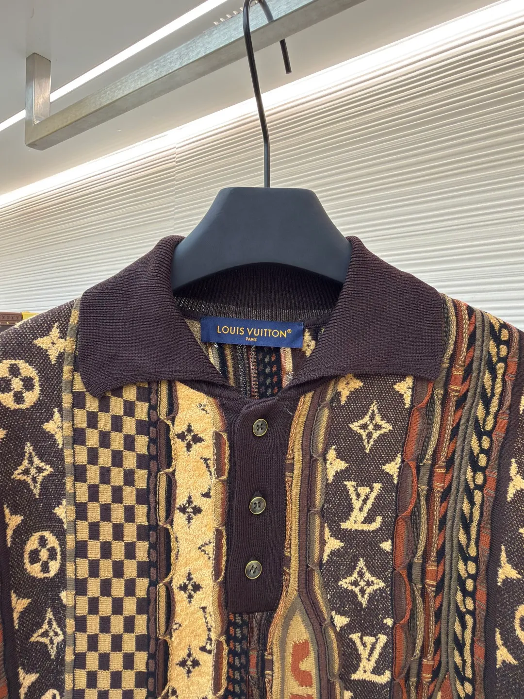 LOUIS VUITTON Polo jacquard knitted Polo shirt ●Original version: purchased and developed by 14887 ●Item number: 1680804-B45 ●Fabric: wool blended fabric ●Technology: jacquard knitting ●Version: fitted version ●Weight: about 380 grams ●Size: S-M-L-XL ●Description: This polo shirt pays tribute to 2000 The street fashion of the early 1990s, with jacquard knitting craftsmanship depicting the brand's logo, is an eye-catching addition to the 2025 autumn and winter series collaborated by Pharrell Williams and Nigo. The chic design adds a lightweight and breathable option for hotter days. Heavy industry positioning, three-dimensional contrasting intarsia craftsmanship throughout the fashionable and high-end sense! Swiss woven positioning intarsia craftsmanship. The overall wiring is straight and delicate, the fabric is comfortable and soft, and the color is consistent without color difference. It can be matched with the same style to create a fashionable look and control various occasions. Customized accessories, complete with three standards, same style for men and women!